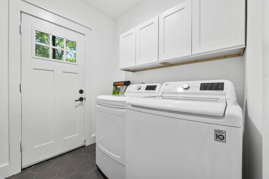 Designer Home: King Beds, Luxe Bath+Free Parking! Atlanta Esterno foto