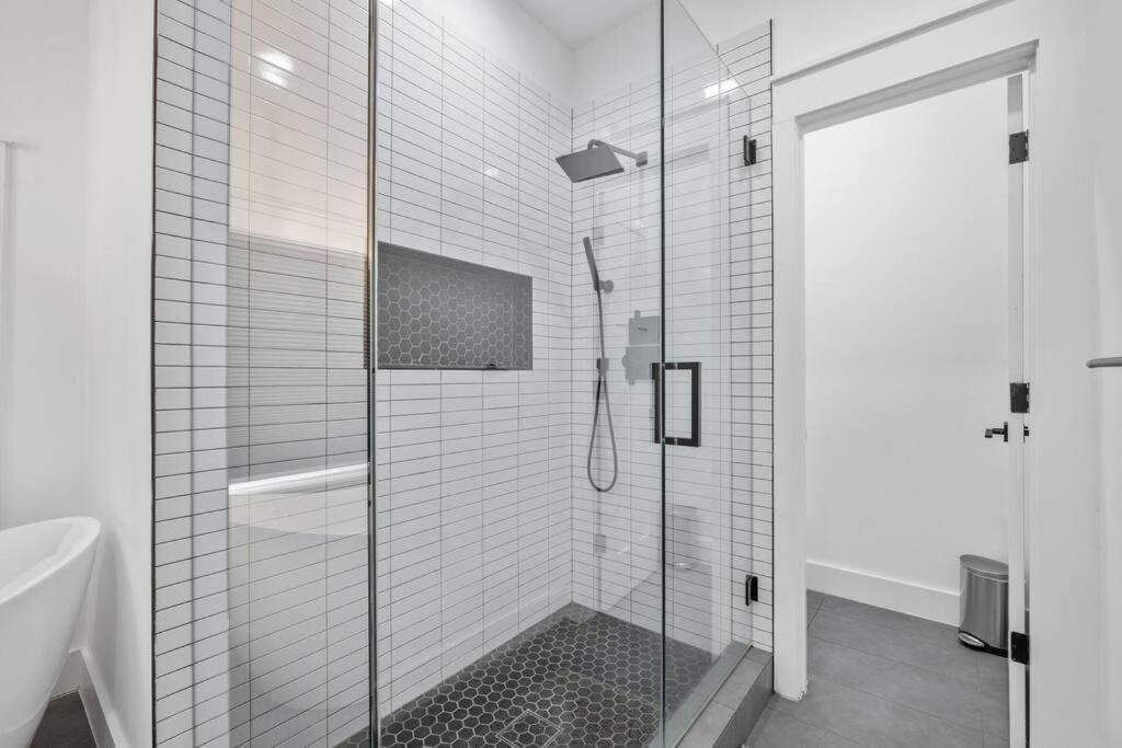 Designer Home: King Beds, Luxe Bath+Free Parking! Atlanta Esterno foto