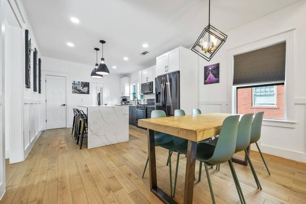 Designer Home: King Beds, Luxe Bath+Free Parking! Atlanta Esterno foto