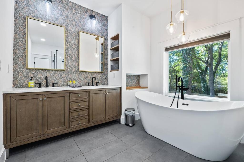 Designer Home: King Beds, Luxe Bath+Free Parking! Atlanta Esterno foto
